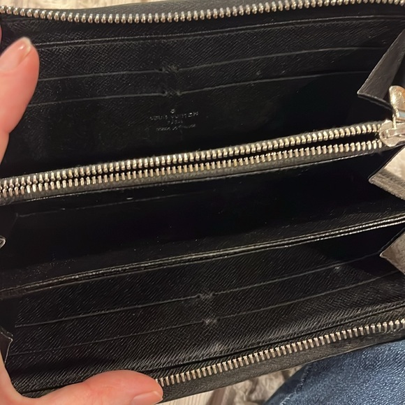Authentic Louis Vuitton black Epi zipper wallet - Picture 3 of 8